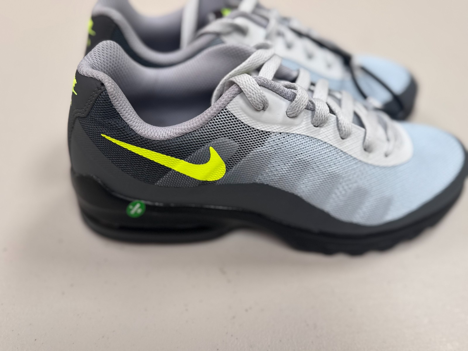 Nike Air Max Trainers Grey Volt UK 6 EU 40 – Ex Display – Unboxed image 5