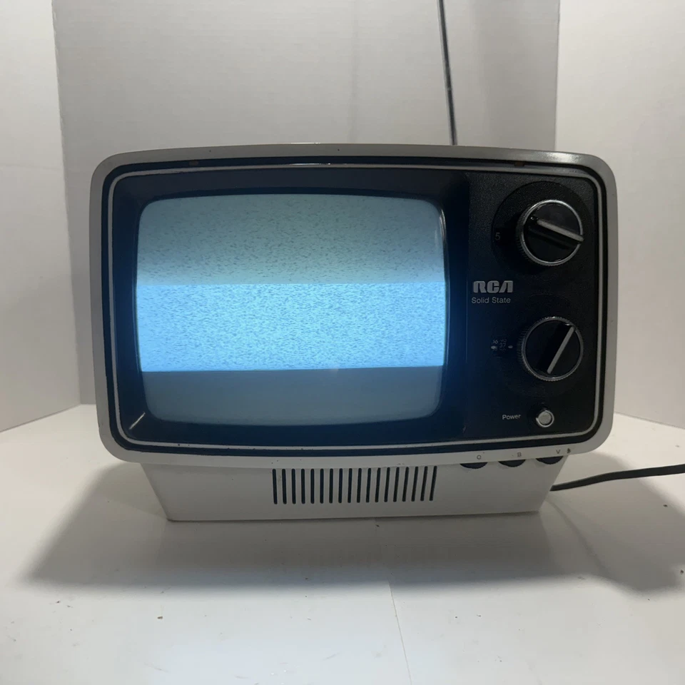 1976 Vintage RCA Solid State TV Red White Blue 1976 Works Great Television - Image 3 of 4