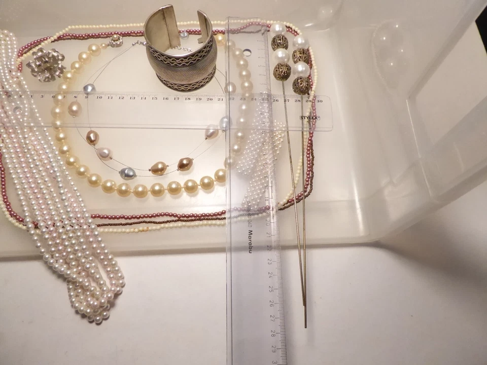 Konvolut Schmuck Kunstperlen Ketten Hutnadeln Brosche Armreifen Metall Glas 302g - Bild 3 von 4