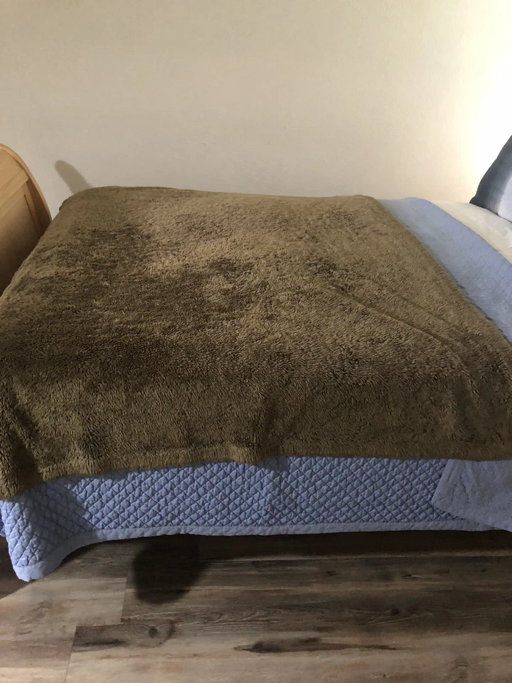 Manta trasera Woolrich Home de piel sintética y gamuza sintética verde oliva/marrón 50x70" Foto 2 de 4