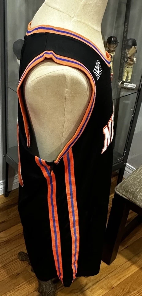 Camiseta deportiva de baloncesto negra alternativa firmada por Evan Fournier de los New York Knicks Foto 3 de 4