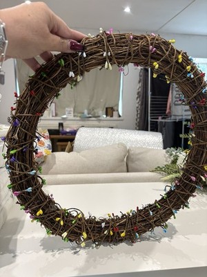   Wunderschöner Rattan-Osterkranz / Frühlingskranz mit bunten Pip-Beeren  