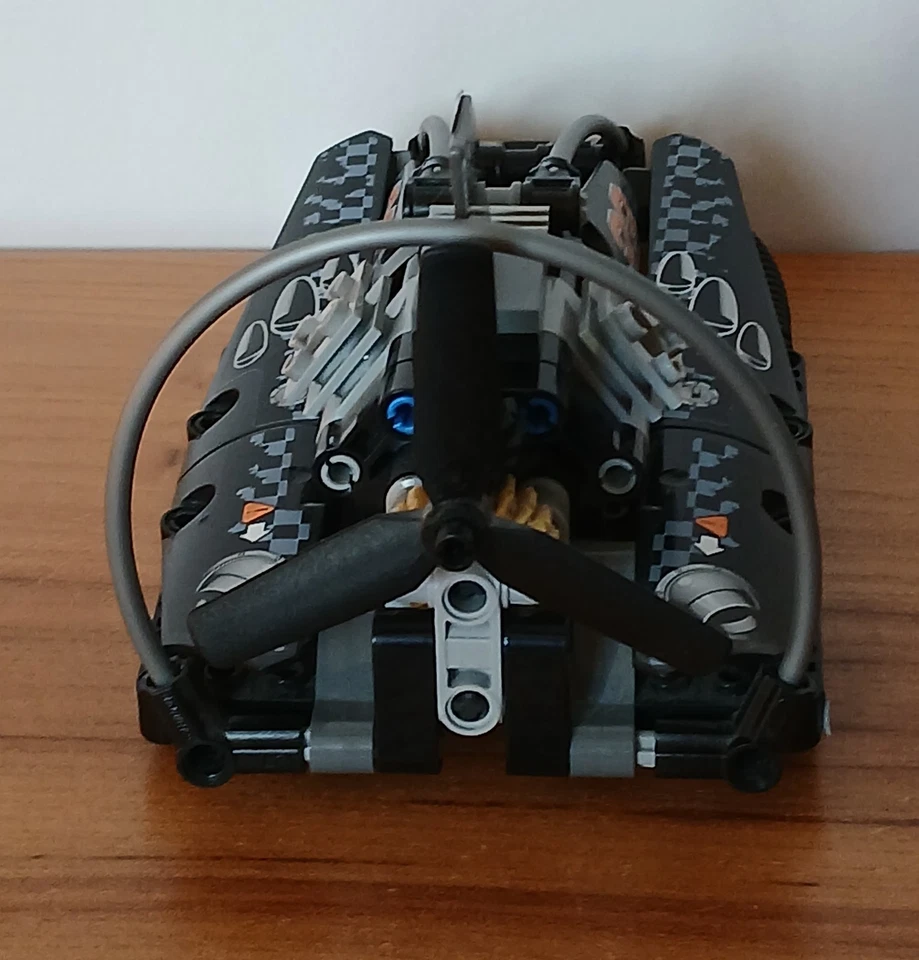 Lego TECHNIC Ref : 42002 - Aéroglisseur - (Complet) - Photo 4/4