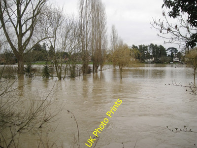 Foto 6x4 Fluss Avon breitet sich über seine Aue aus, Myton, Südostkrieg c2016