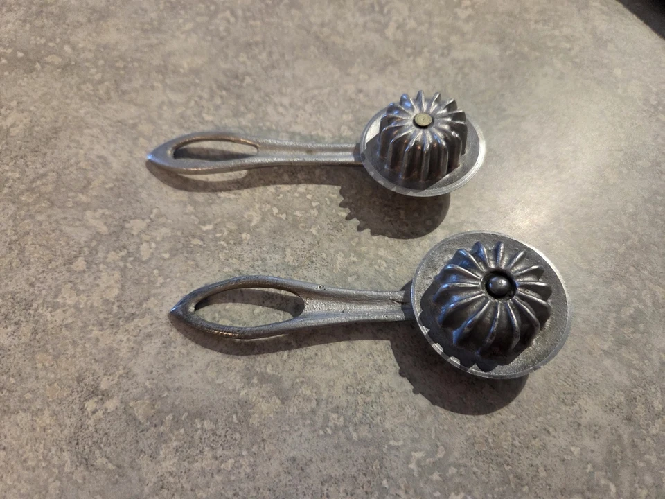 Two Vintage Pie Crust Crimping Tools - Aluminum - Image 4 of 4