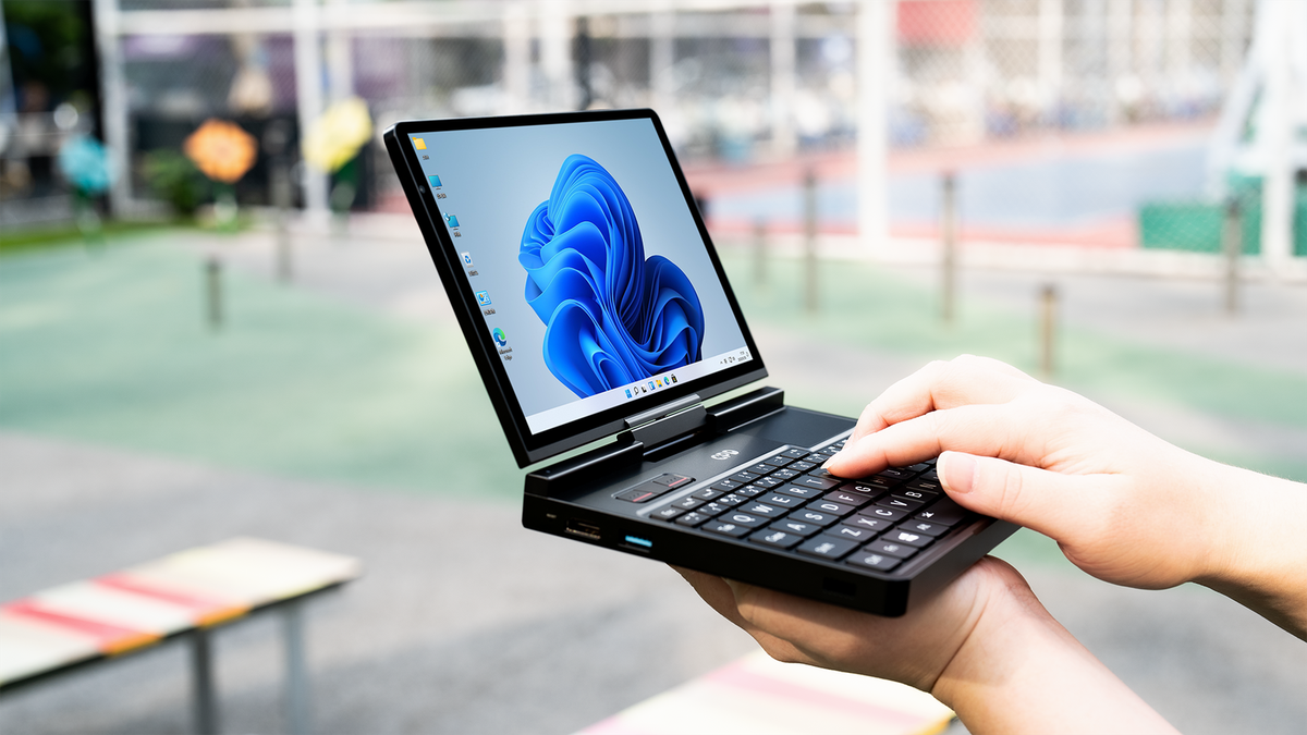 GPD Pocket 4 Mini PC Handheld PC AMD AI 9 HX370 32GB RAM+2TB SSD +