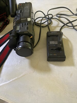 Sony Handycam CCD-F40 8mm Video8 2.5 Inch Video Camera