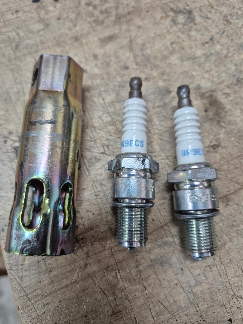 Set of 2 Genuine NGK 6669 BR9ECS-5 Nickel Spark Plugs with socket