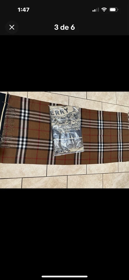 Bufanda ancha reversible de cachemir y seda Burberry con etiqueta Foto 3 de 4