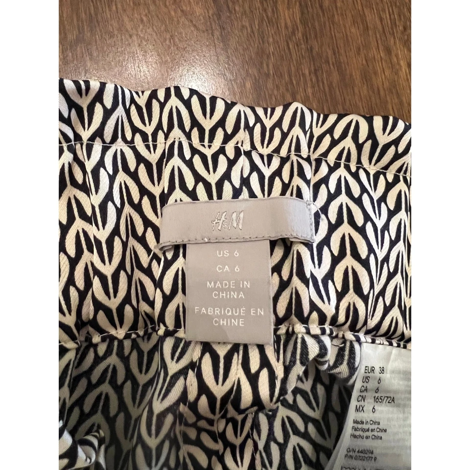 Pantalones cortos de tiro alto H&M para mujer negros beige con patrón de follaje satinado talla 6 Foto 3 de 4