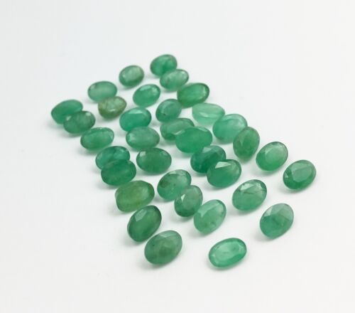 Lot aus 32 ovalen Echten Smaragd ( ges 15,19 Carat ) L = 5,5 - 6,3 mm - Afbeelding 1 van 9