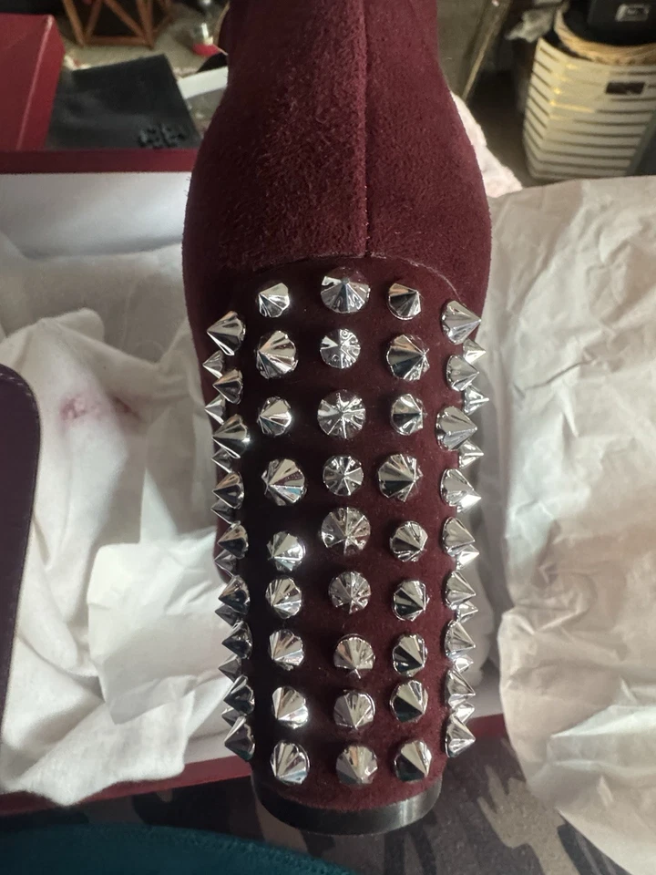 Botas de tornozelo Christian Louboutin ameixa borgonha Suzi folclórica camurça salto cravejado 42 - Imagem 2 de 4