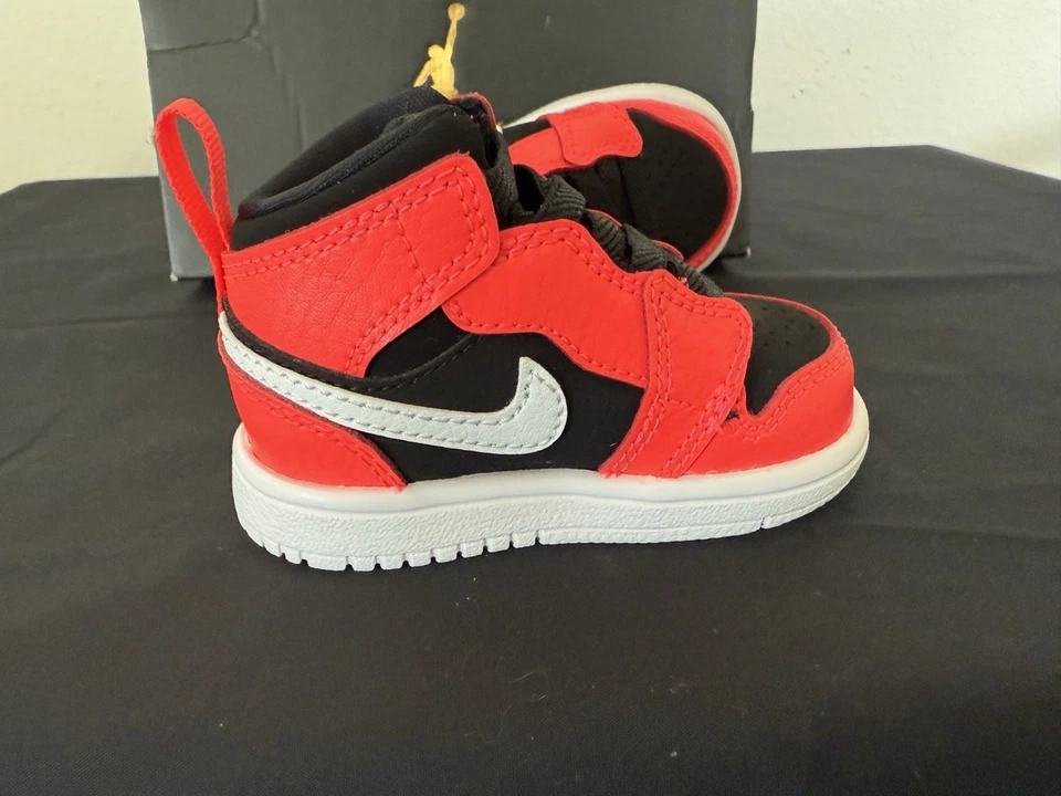 Zapatos Infantiles Michael Jordan 1 Retro Negro y Rojo Medio Alt Talla 3C Nuevos WBNT Foto 3 de 4