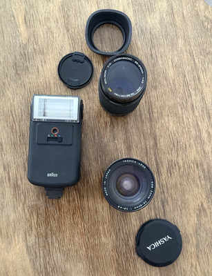 Yashica DSB 28-80mm f/3,8-4,8 C/Y, Soligor 95-210 f/4.5 und Blitz Zubehörpaket