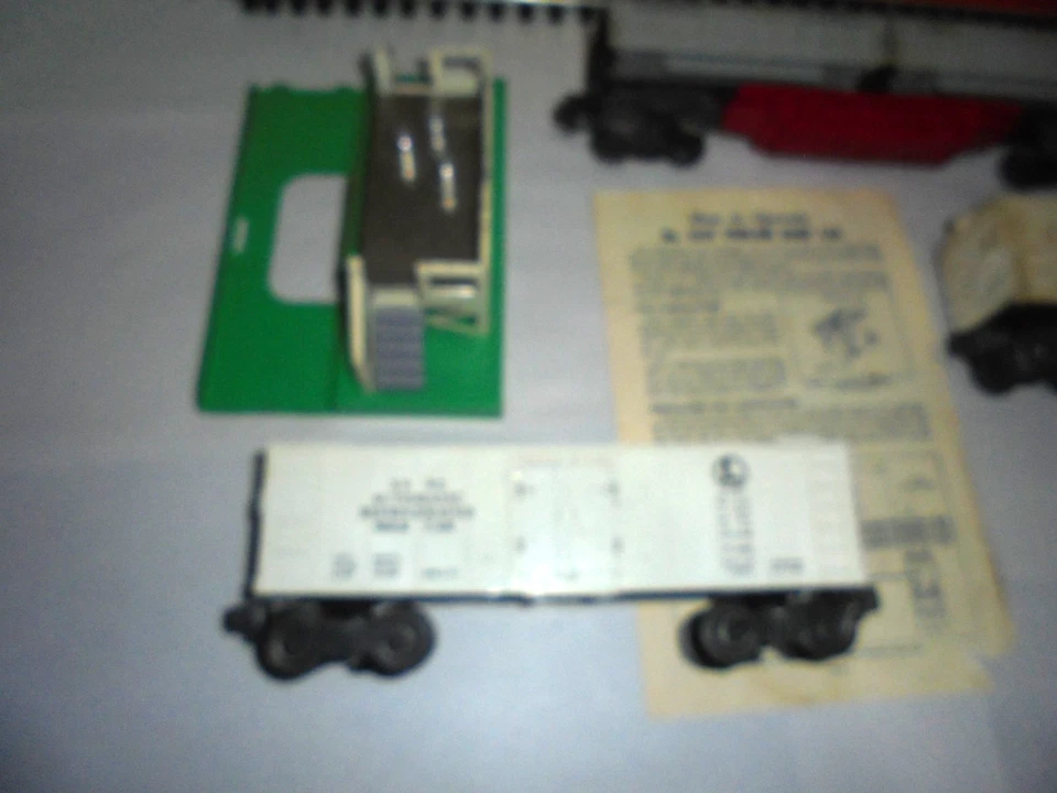 LIONEL LOT OF FREIGHT CARS VINTAGE POSTWAR MILK CAR,TWIN DUMPER,REFER CAR - Image 2 of 4