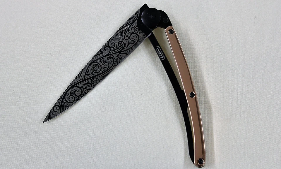 DEEJO 37G, Navaja de Bolsillo Oro Rosa Dorado/Pacífico, Tatuaje Forro Bloqueo DEE1GM026 Foto 4 de 4