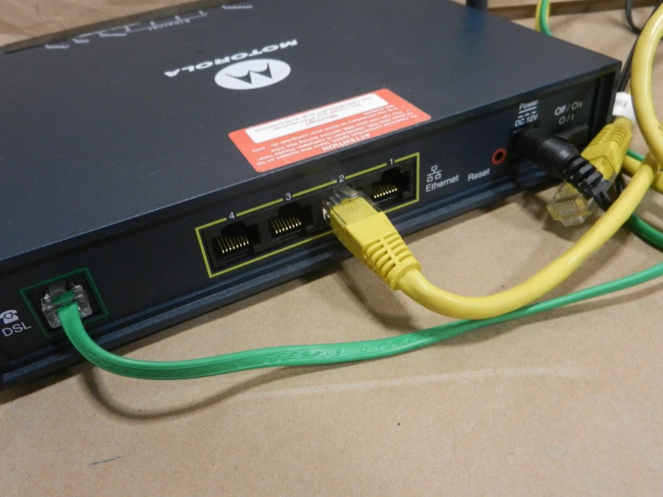 Motorola 3347-02-1022 Router Inalámbrico Módem DSL 4 Puertos con Adaptador de CA y Cables! Foto 3 de 4