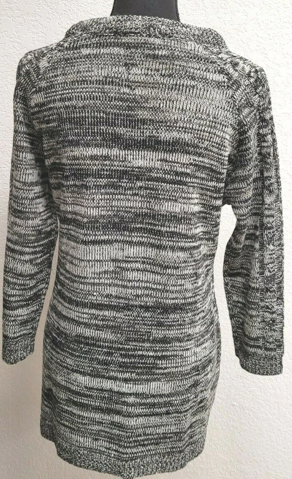 Suéter Carol Rose (L) Gris. Manga larga. 2 bolsillos delanteros. 100% acrílico. Foto 3 de 4