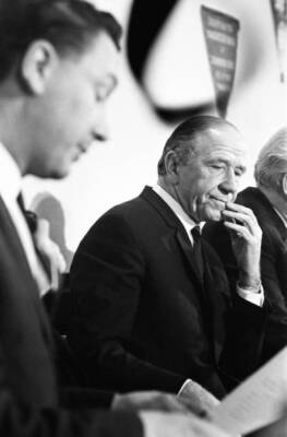 Sir Matt Busby announces his resignation as Manager of Manches 1969 Old Photo 12