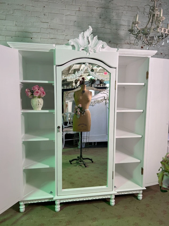 Armario/armario romántico francés en mal estado elegante pintado de cabaña  Foto 3 de 4