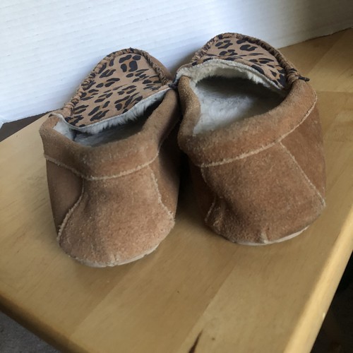 Clarks Women’s Slippers 10 Cheetah Print - Picture 2 of 6
