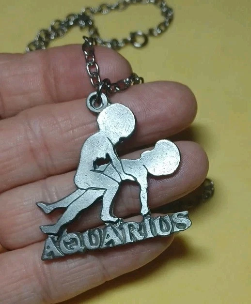 Collar Colgante Acuario Sexy Pareja Desnuda Brutalista Zodiaco Peltre Años 70 Foto 3 de 4