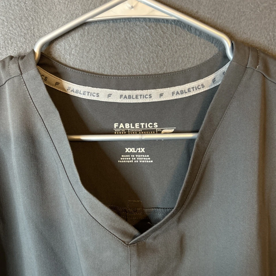 Blusa Médica Fabletics Method para Mujer 1X Gris Bolsillo Manga Corta Cuello en V Foto 3 de 4