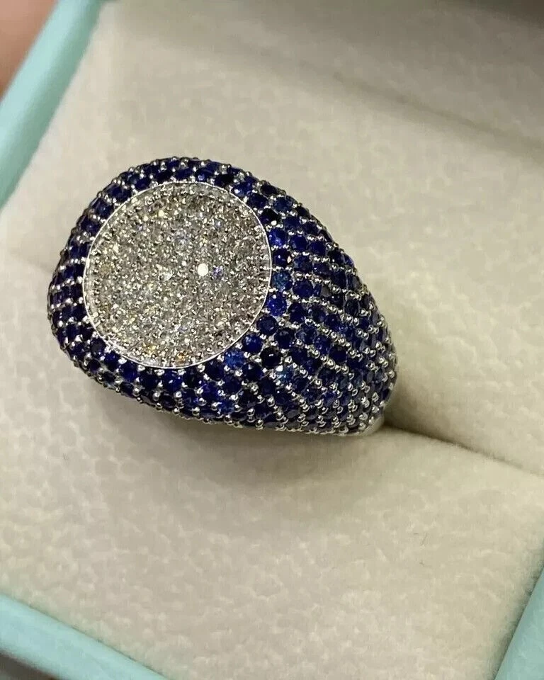 Anillo de boda de zafiro azul simulado de corte redondo de 4 quilates enchapado en oro blanco de 14 quilates para hombre Foto 4 de 4