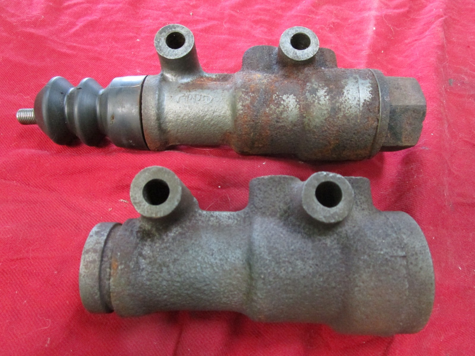 1955-1957 Rolls Royce Silver Cloud 1, Bentley S1 brake master cylinders UG2495