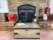 Vecchia cassapanca antica in pino, baule portaoggetti vintage in legno, scatola coperta, tavolino.