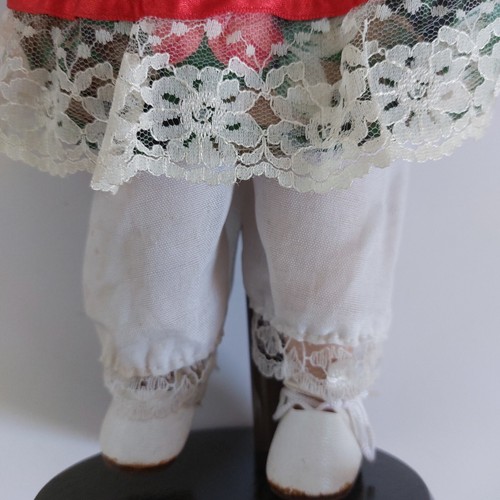 Poupée Porcelaine 40cm env. • COQUINE, BLONDE, YEUX BLEUS, ROBE VERT & ROUGE, - Picture 4 of 6