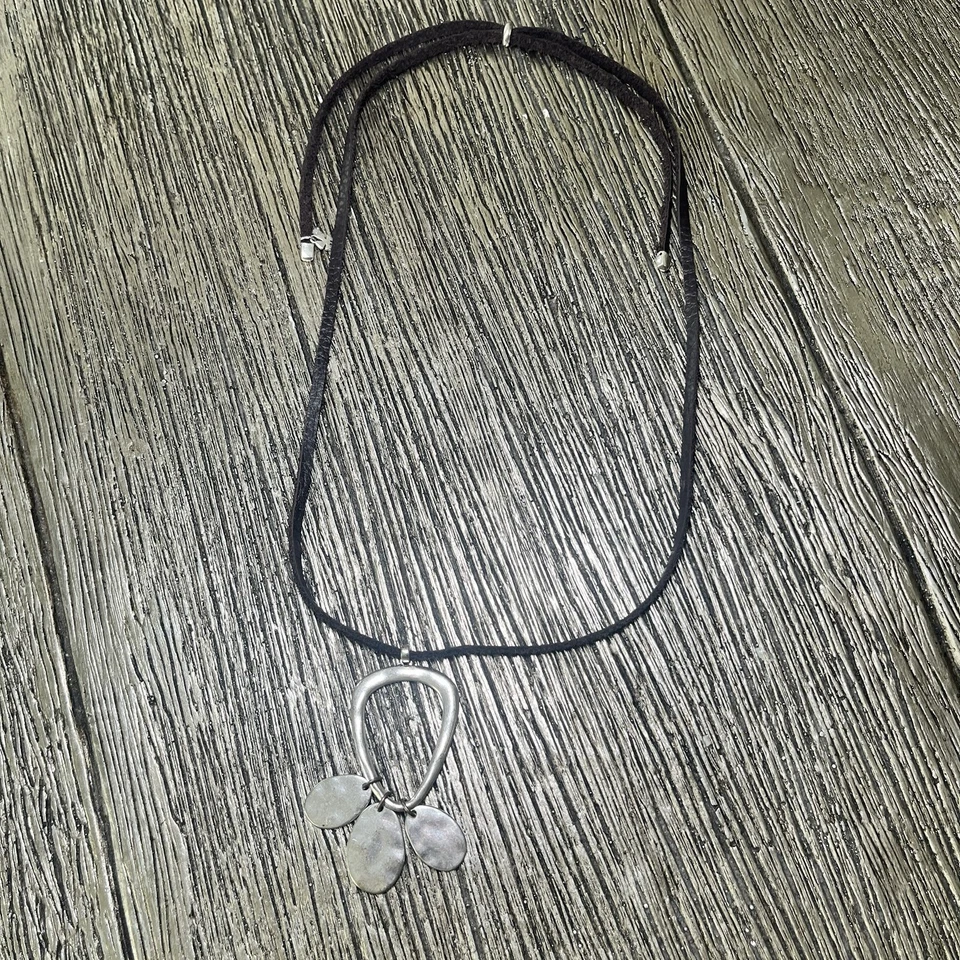 Paquete de collar de pavo real con pedrería de marca de la suerte y colgante en tono plata sobre cuero Foto 4 de 4