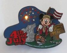 DISNEY DCA 4TH OF JULY 2001 MICKEY MOUSE AMERICAN FLAG LIGHT UP LE 3600 PIN