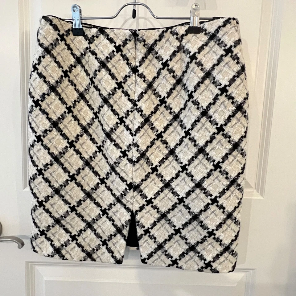 Saia lápis xadrez White House Black Market feminina tamanho 6 tweed branco - Imagem 2 de 4