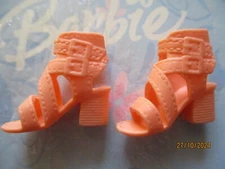 BARBIE DOLL / PAIR OF SHOES: BOOTS, PUMPS ....... (2763)