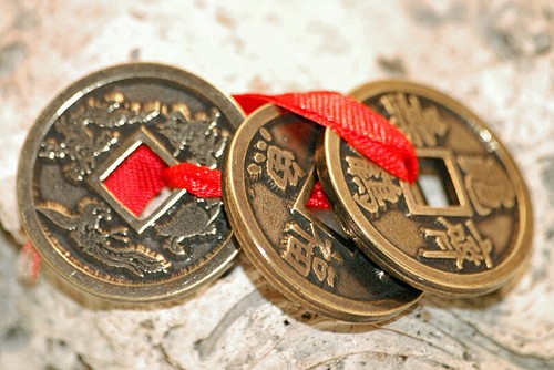 Colgante Feng Shui cobre bola de monedas I Ching con pompon rojo 30x5 cm | Comprar en tienda