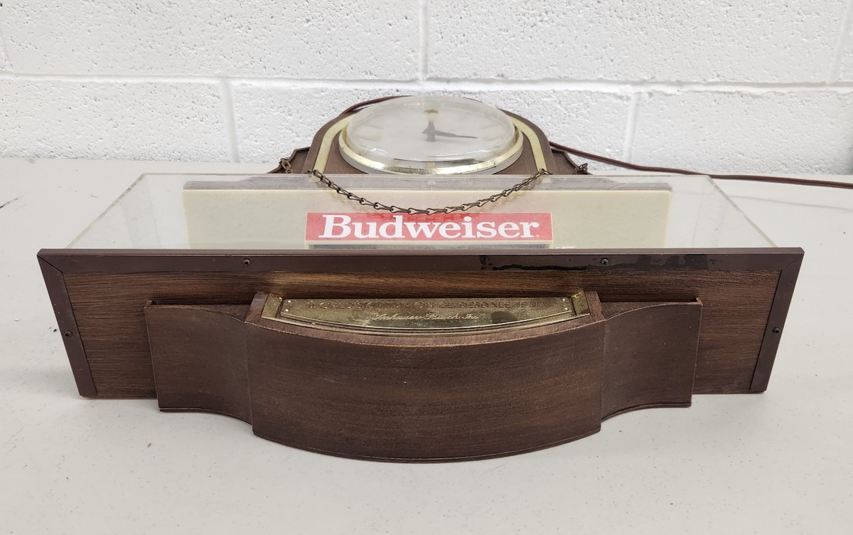掛け時計　ウォールクロック　スキットル型　Budweiser Vintage Budweiser Lighted Wall Clock Anheuser Busch Clydesdale