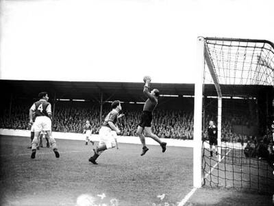 West Ham United goalkeeper Ernie Gregory catches ball watched Birm- Old Photo