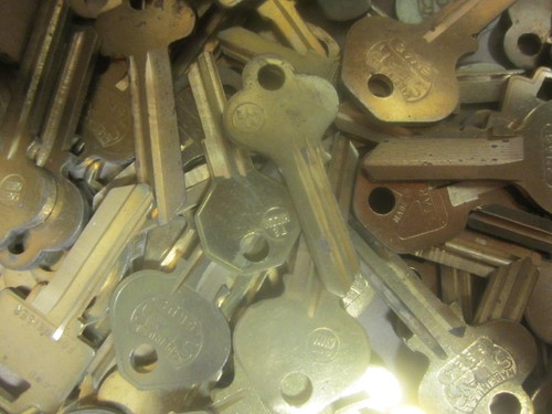 LOT OF STAR BRASS KEY BLANKS 6.12 POUNDS - Picture 6 of 6