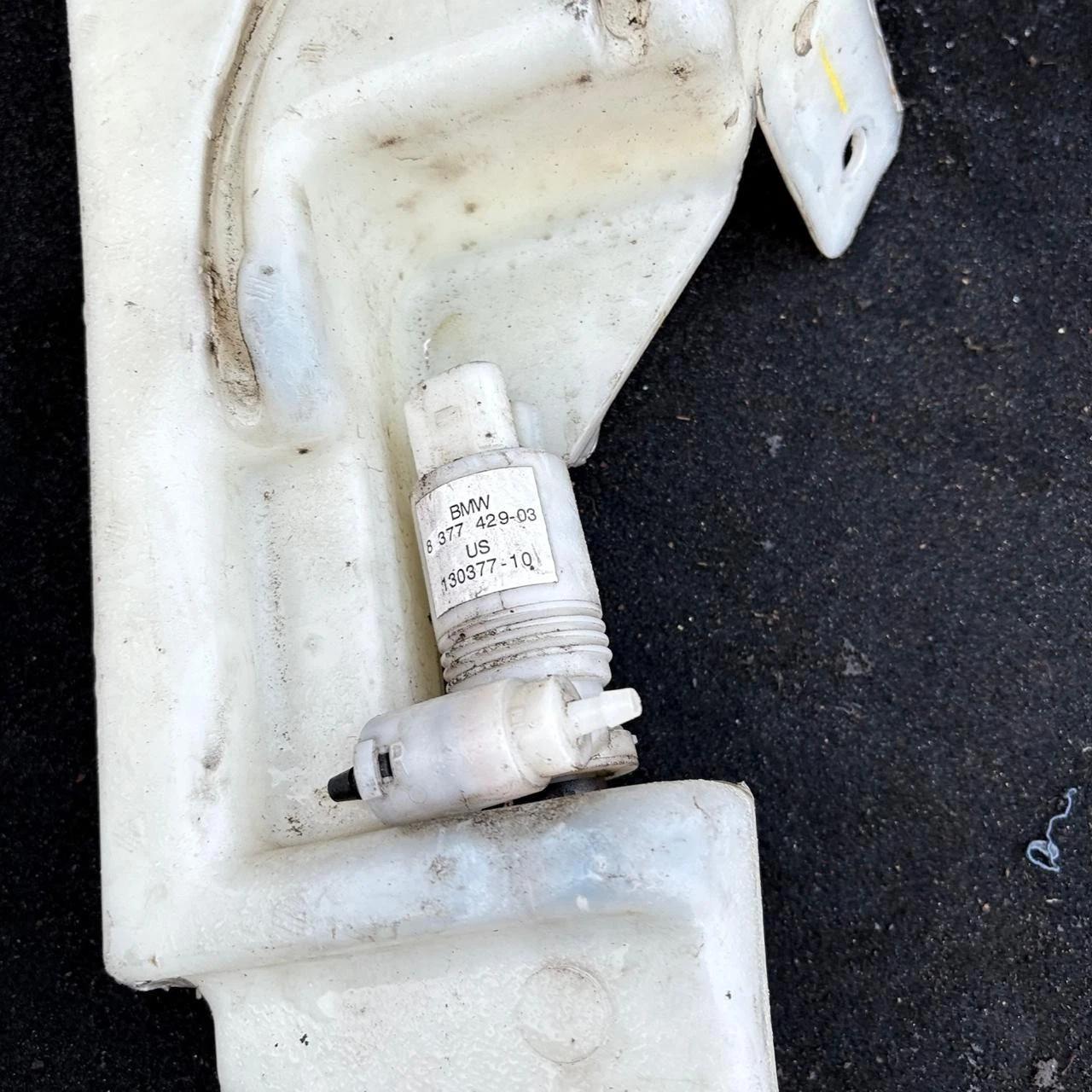 Washer bottle / reservoir - angle view