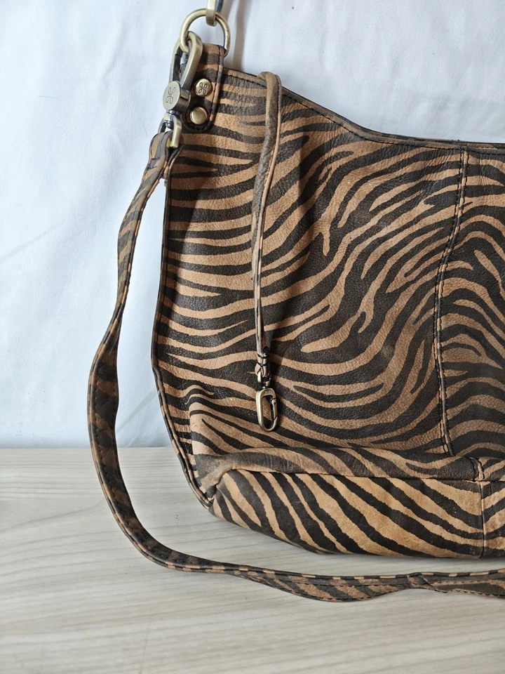 Bandolera HOBO International de cuero para mujer marrón negra con estampado de cebra Foto 3 de 4