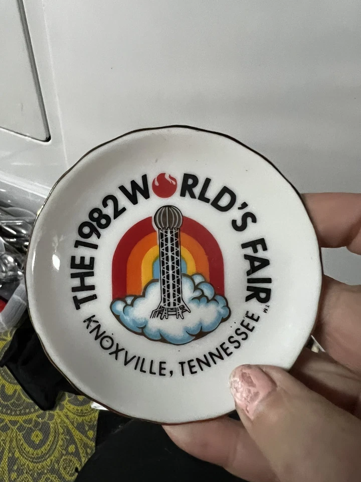 1982 Knoxville Tennessee Feria Mundial Juego de 3 tazas de té y platillos con soporte Japón Foto 2 de 4