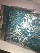 KOHLS Set of 2 CHRYSANTHEMUM Pillows BLUE/IVORY 20"x20" Square NEW Tags Decor