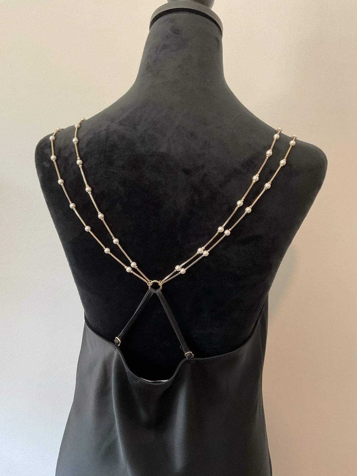 UNDERCOVER Abito nero Victoria Secrets con spalline accento oro