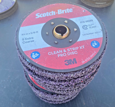 8 Pack 3M Scotch-Brite Clean & Strip XT Pro Disc 4.5'' 5/8-11 S Extra Coarse 0558