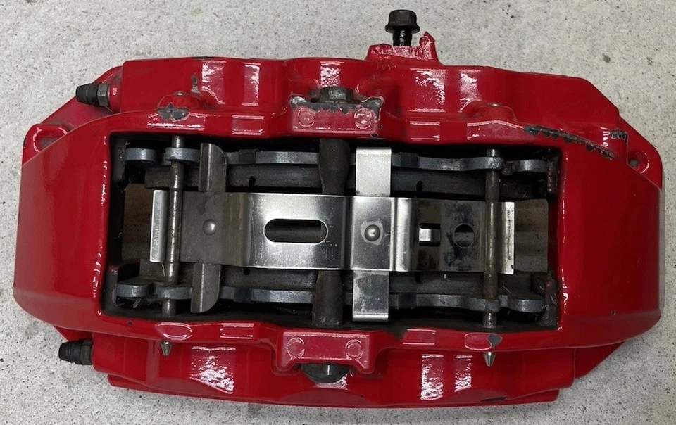 Ford Mustang GT 2015-2023 pinza de freno delantera izquierda conductor 6 pistones Brembo - OEM Foto 2 de 4