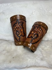 Niestandardowe skórzane biustonosze inspirowane wikingami