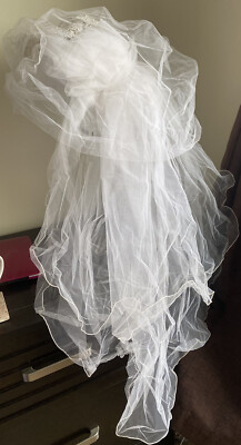 True Vintage woman 1980 Wedding Bridal Hat long cascading Veil s-l1200.jpg main image 4