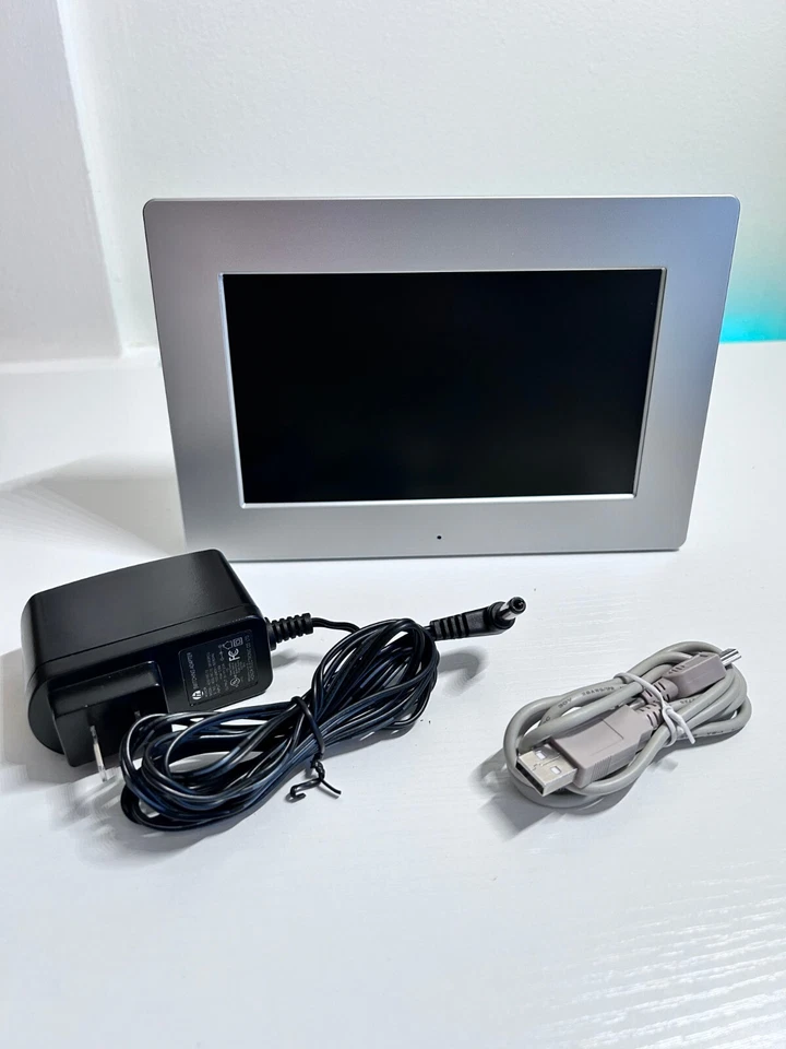 Pandigital 7.0 Digital Photo Frame - 2 Interchangeable frames (Missing Remote) - Image 2 of 4