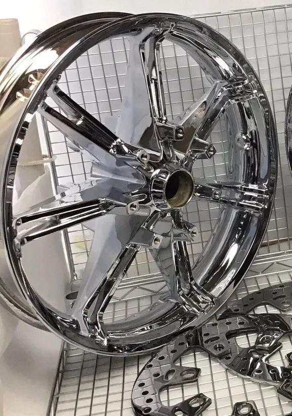 Harley 2020 - 23 巡回赛前切片 II 铬制车轮街道滑翔超换装 — 第 3/4 张图片